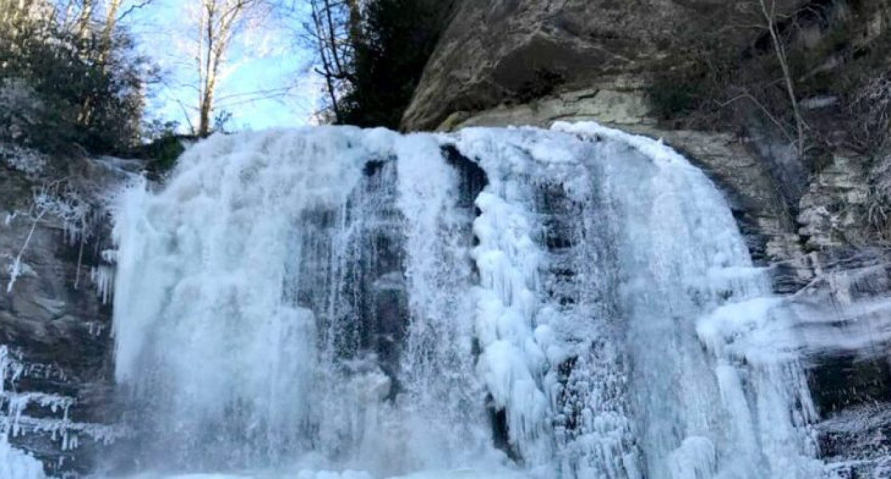 winter-waterfalls-in-Blue-Ridge-Mountains-780x392